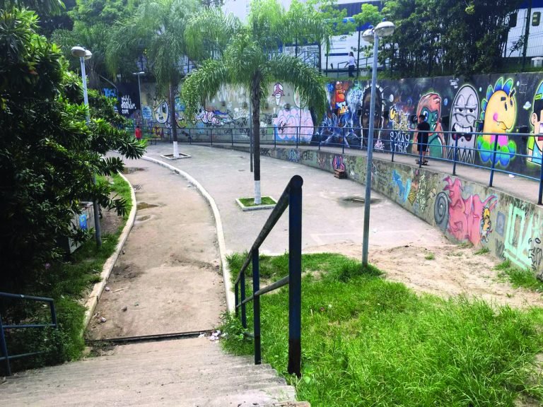 Sem vida. Na praça da UPA, na Vila Verde, a falta de brinquedos e corrimãos enferrujados prejudicam o lazer dos moradores. Foto: Michel Silva