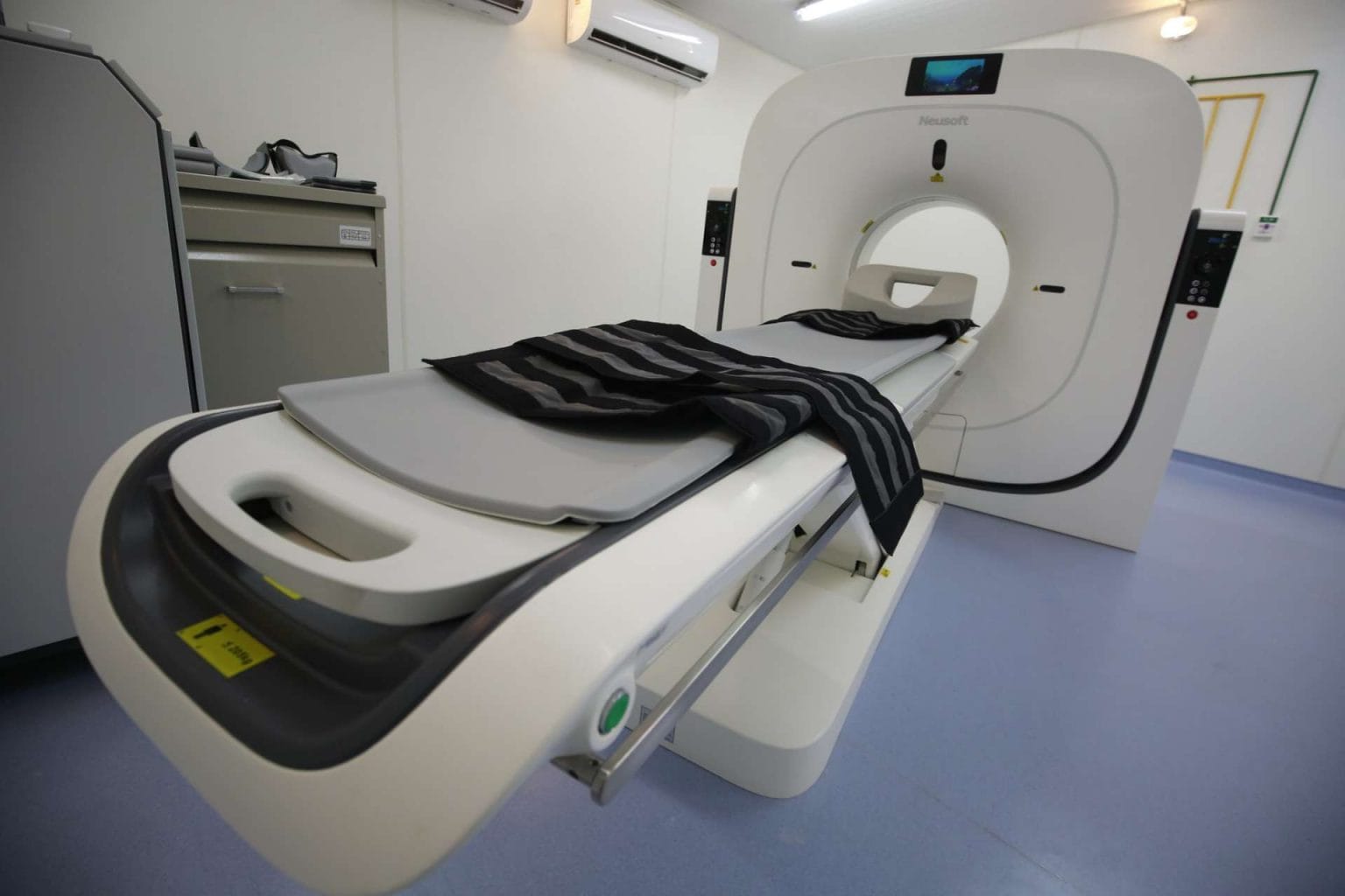 Tomógrafo instalado em igreja foi realocado para o Complexo de Saúde da Rocinha após 1 ano de promessa