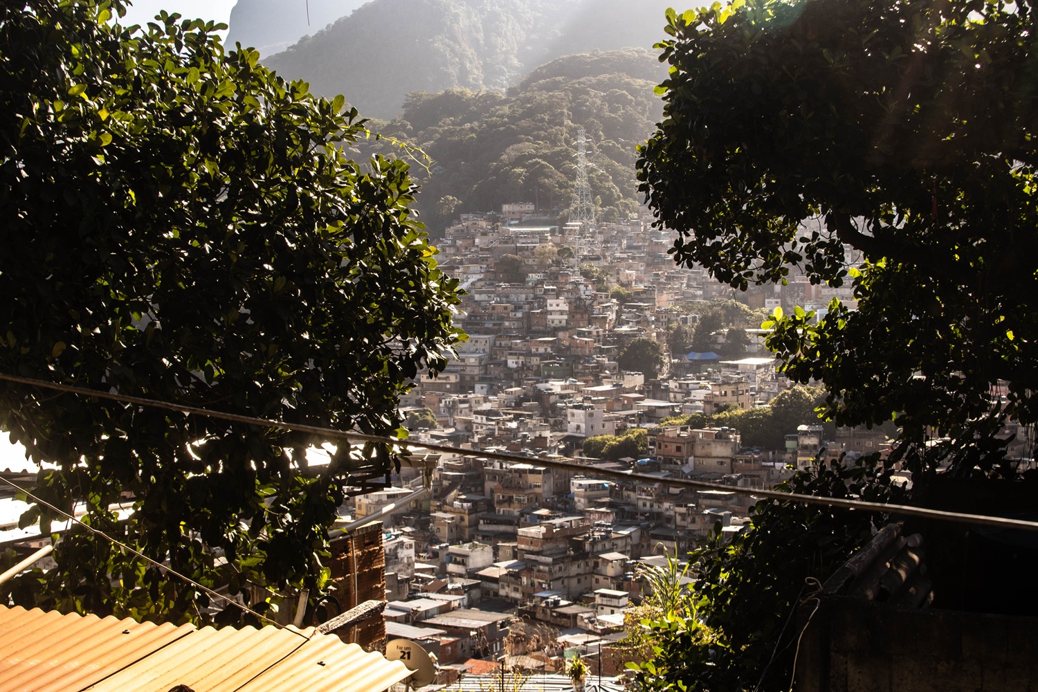 Os contrastes da Rocinha: Parte alta e parte baixa