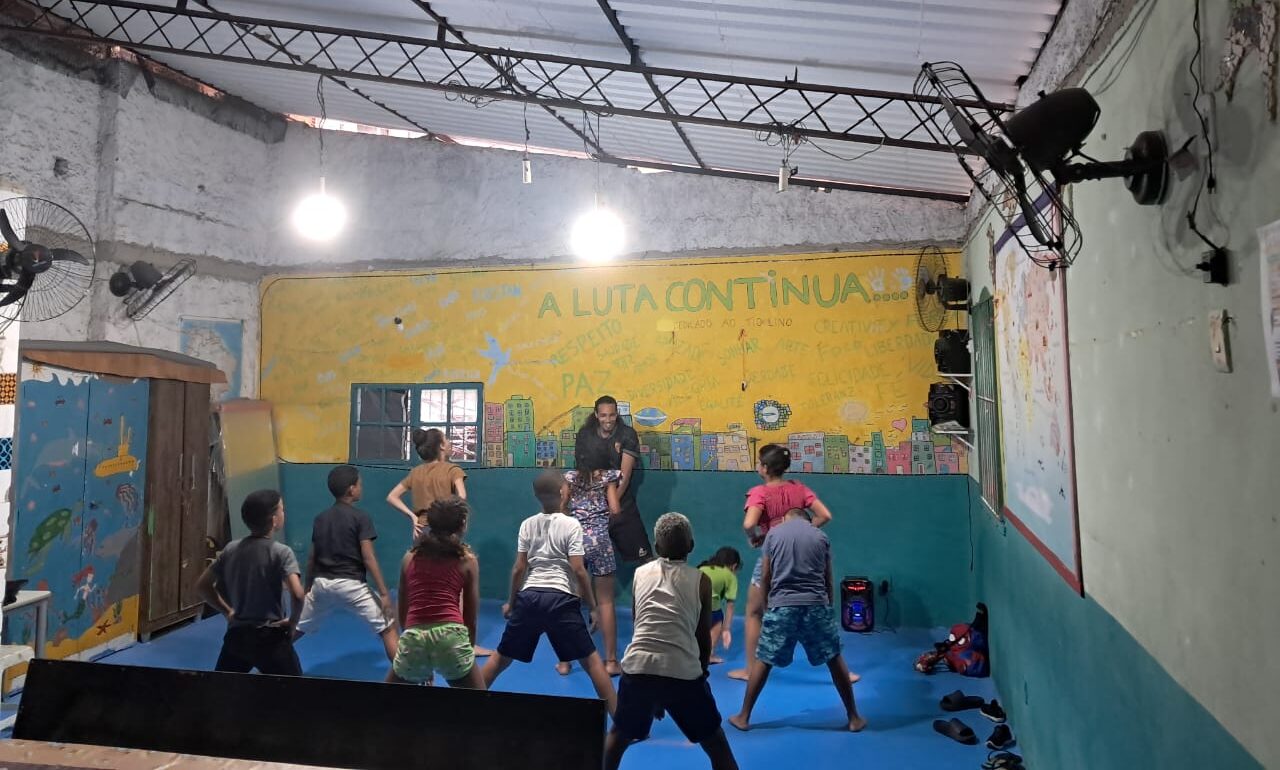 Entre passinhos e pique-pega, a ONG do Tio Lino reforça a importância do brincar na Rocinha
