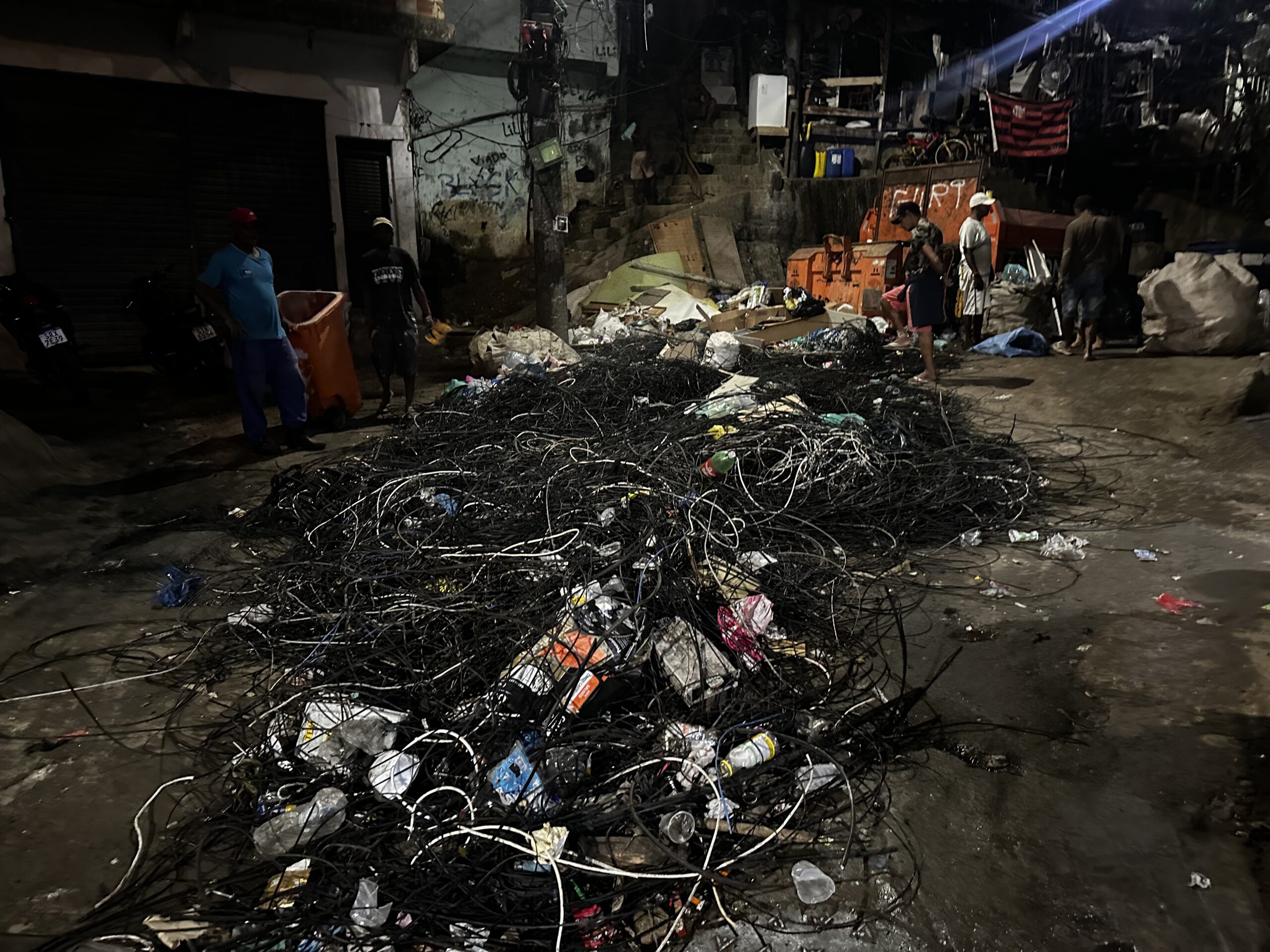 Associação de Moradores e empresas de internet fazem limpeza de fios mortos na Rocinha