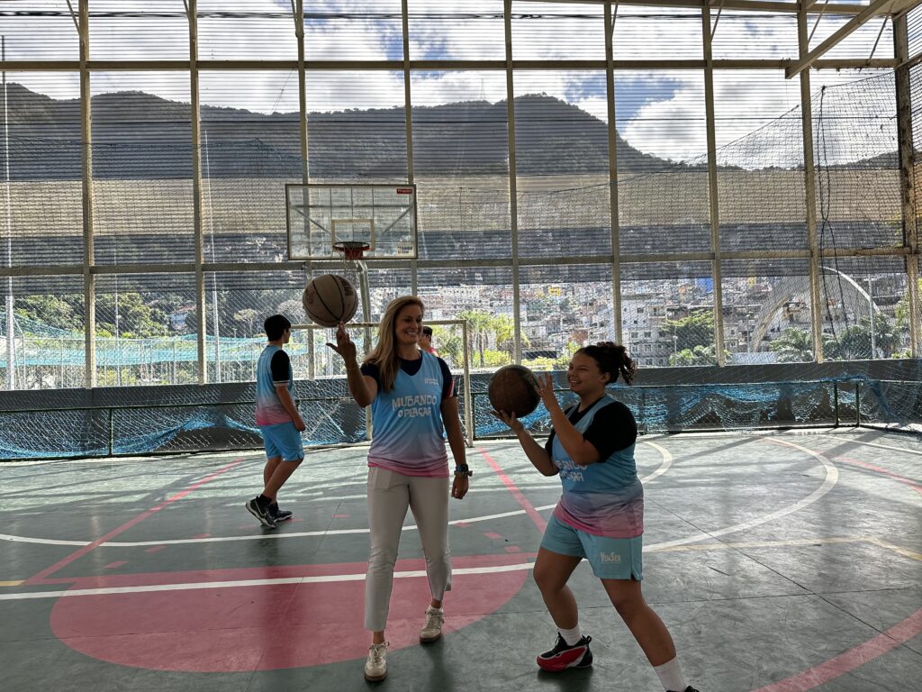 Ashleigh Huffman e Isabelle Lima rodando a bola de basquete na mão no Complexo Esportivo da Rocinha. Foto: Rodrigo Silva