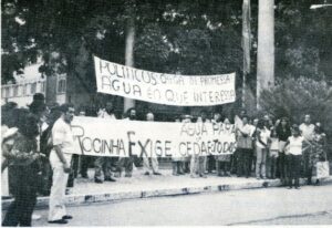 Manifestação de moradores em frente ao Palácio Guanabara, sede do governo do Rio de Janeiro, nos anos 1980, cobrando da Cedae o acesso à água encanada. Foto: Maria Inês de Oliveira. Reprodução do livro Varal de Lembranças.
