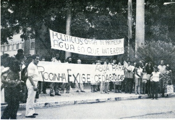 Manifestação de moradores em frente ao Palácio Guanabara, sede do governo do Rio de Janeiro, nos anos 1980, cobrando da Cedae o acesso à água encanada. Foto: Maria Inês de Oliveira. Reprodução do livro Varal de Lembranças.