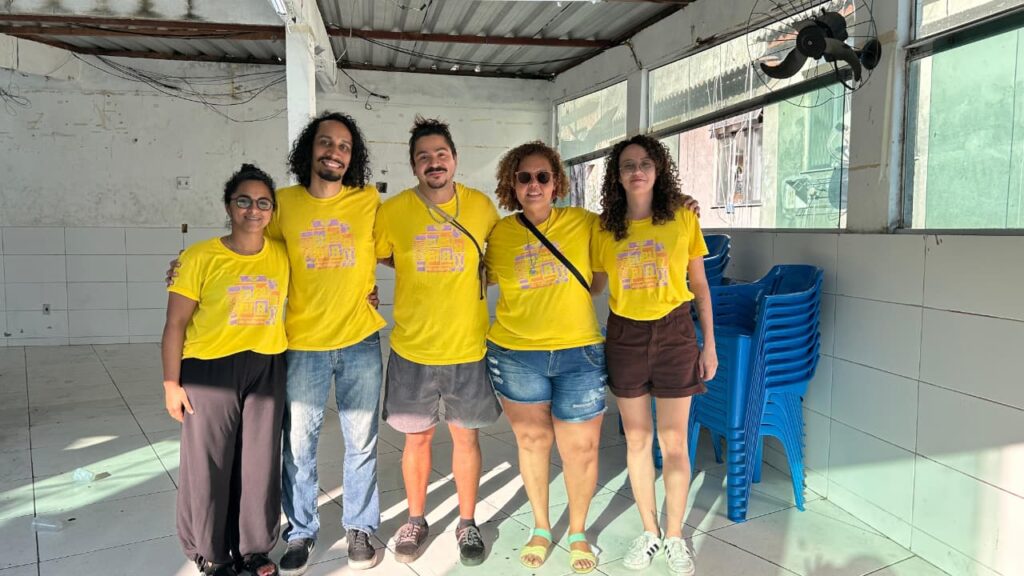 Crianças participam de oficina de arte durante evento