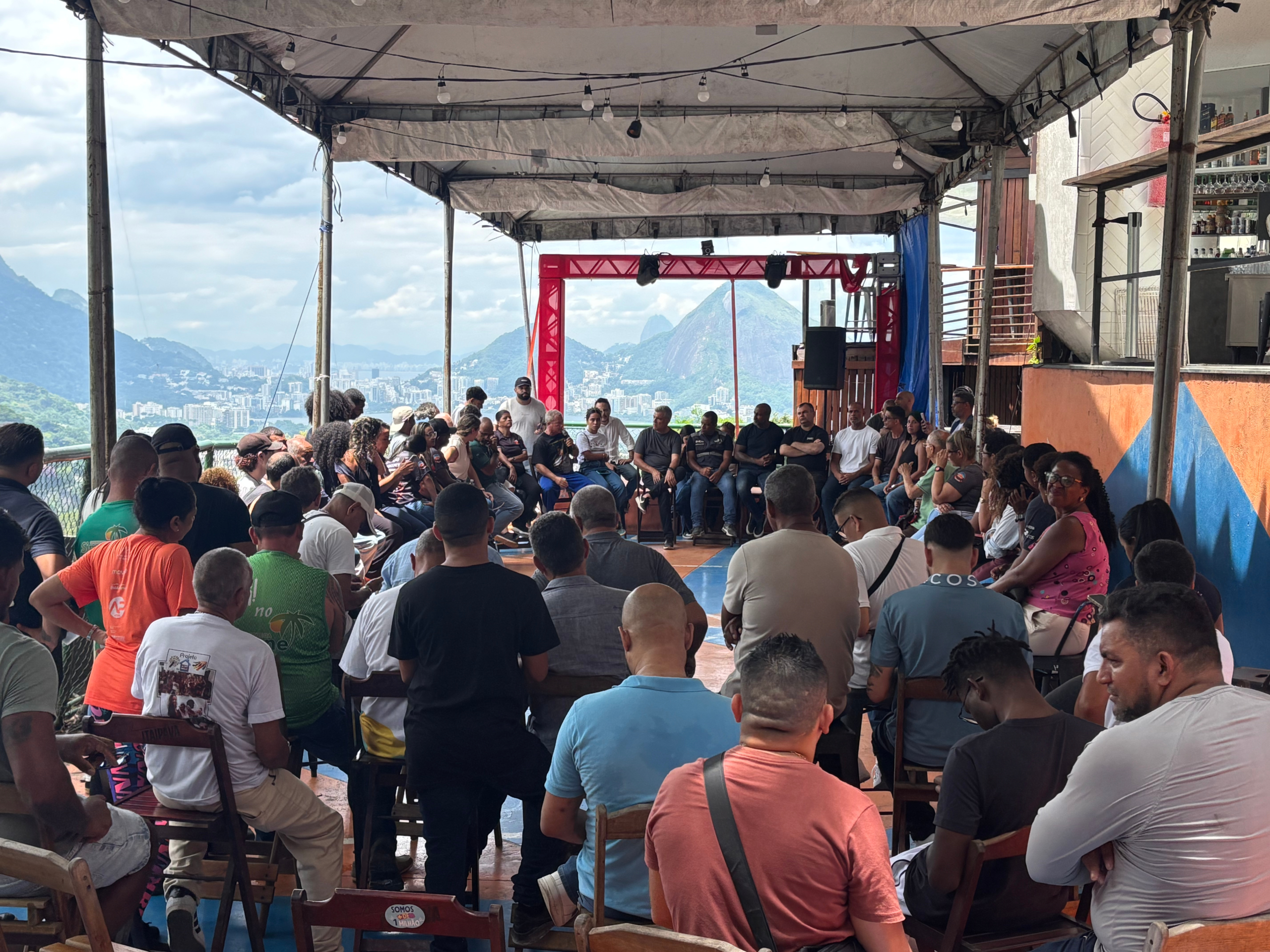 Encontro na Rocinha debate prioridades do PAC 2, e moradores cobram saneamento como eixo principal