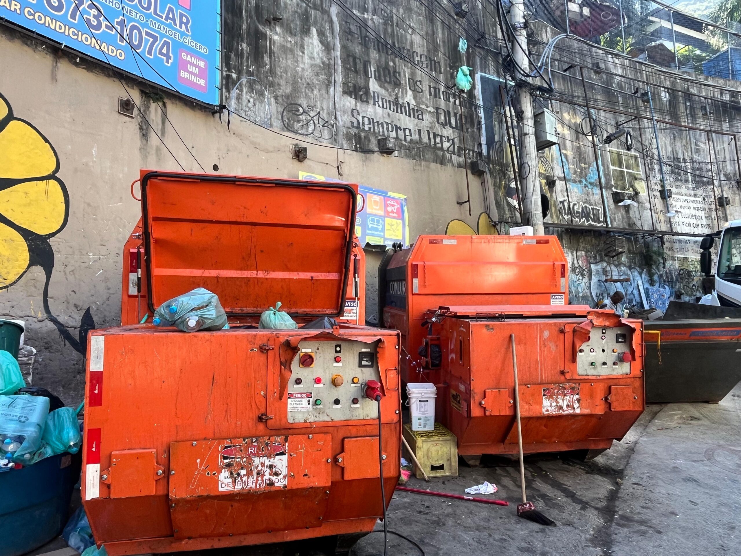 Ecopontos compactam os resíduos e reduzem o lixo espalhado nas calçadas da Rocinha
