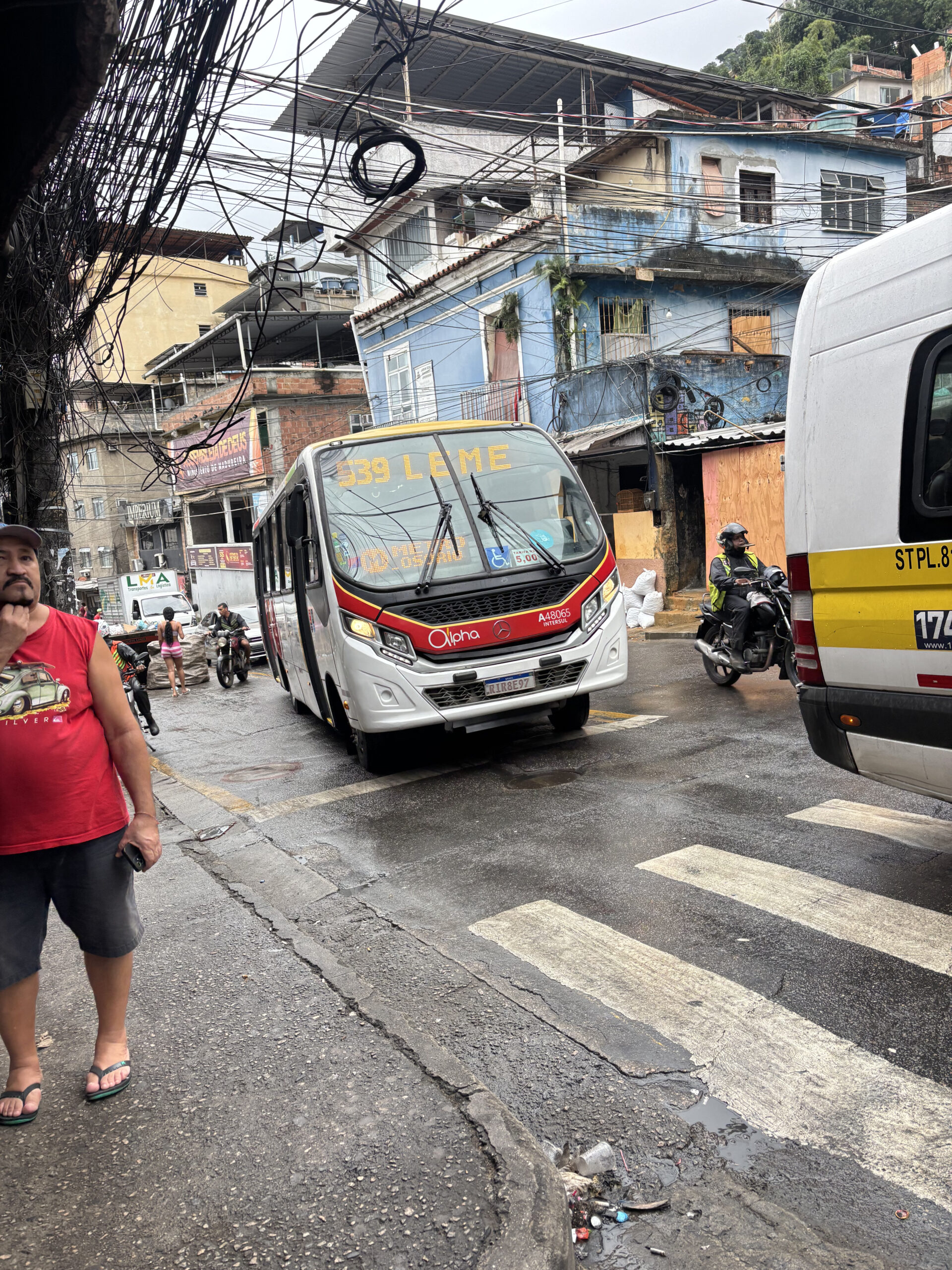 Fim do dinheiro nos ônibus do Rio gera revolta e expõe exclusão digital na Rocinha