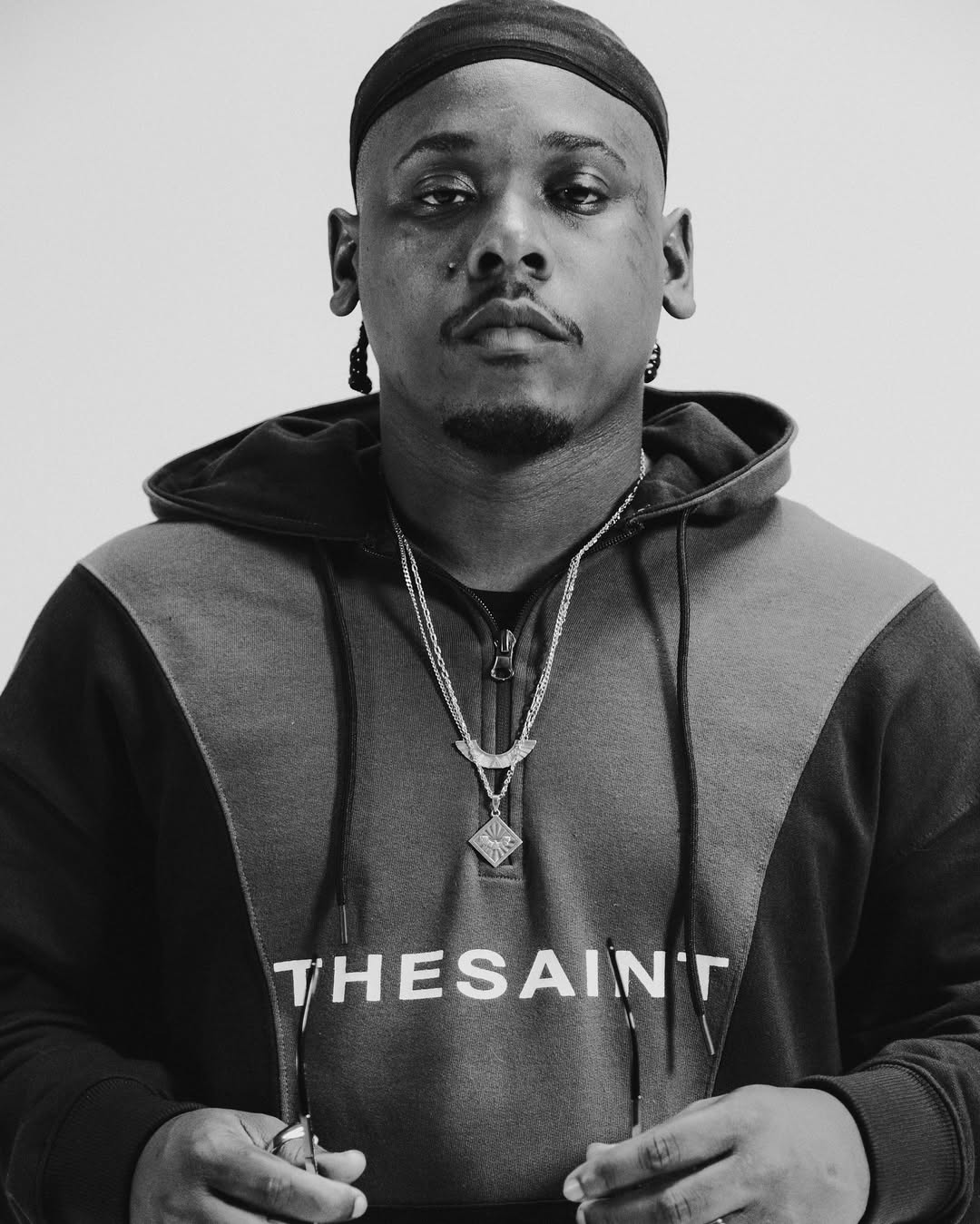 Conheça ManoR7, rapper da Rocinha que vem viralizando nas redes sociais e chamou a atenção do Bairro13