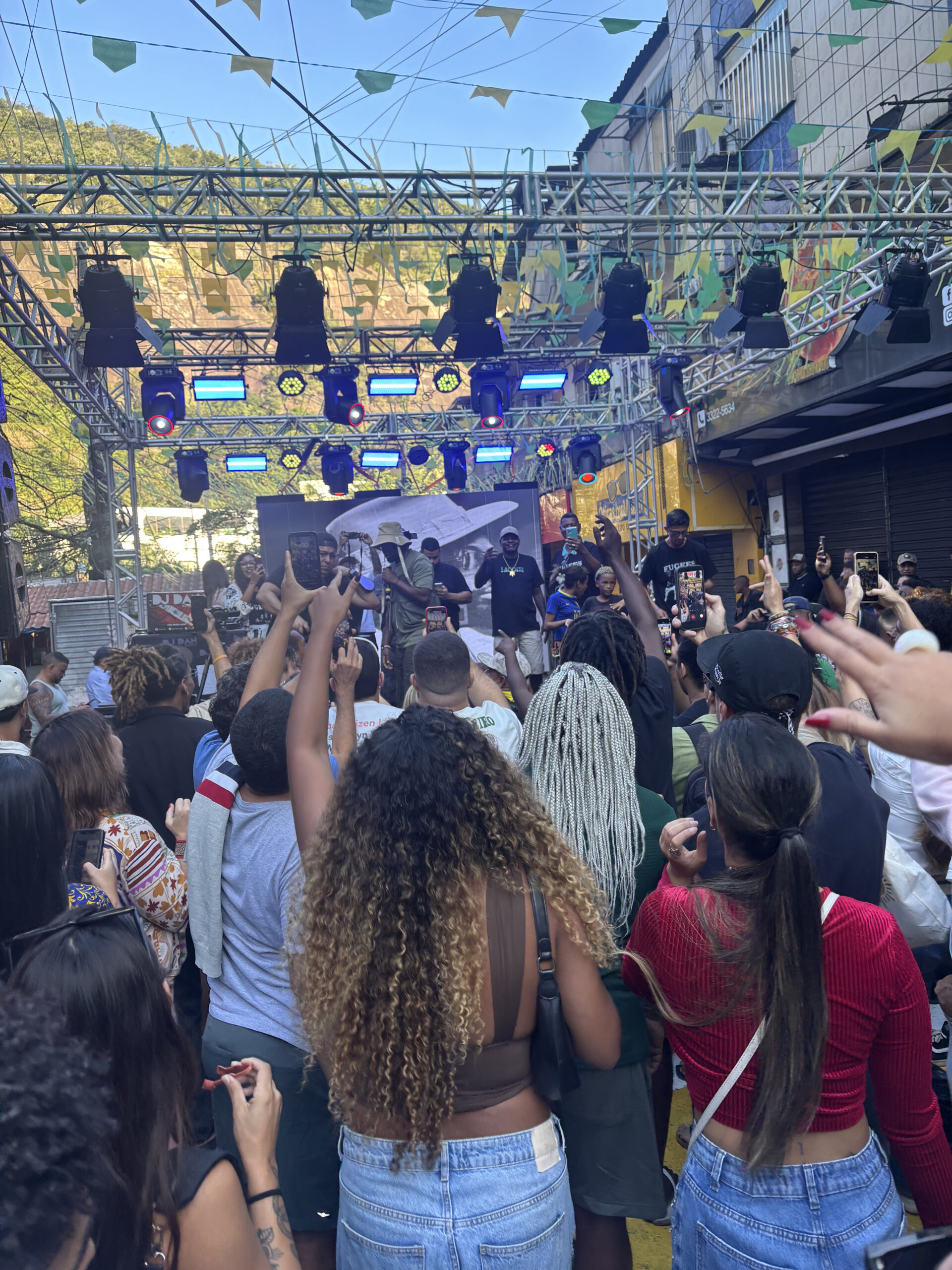 Rapper haitiano, Wyclef Jean, faz show histórico e gratuito na Rocinha