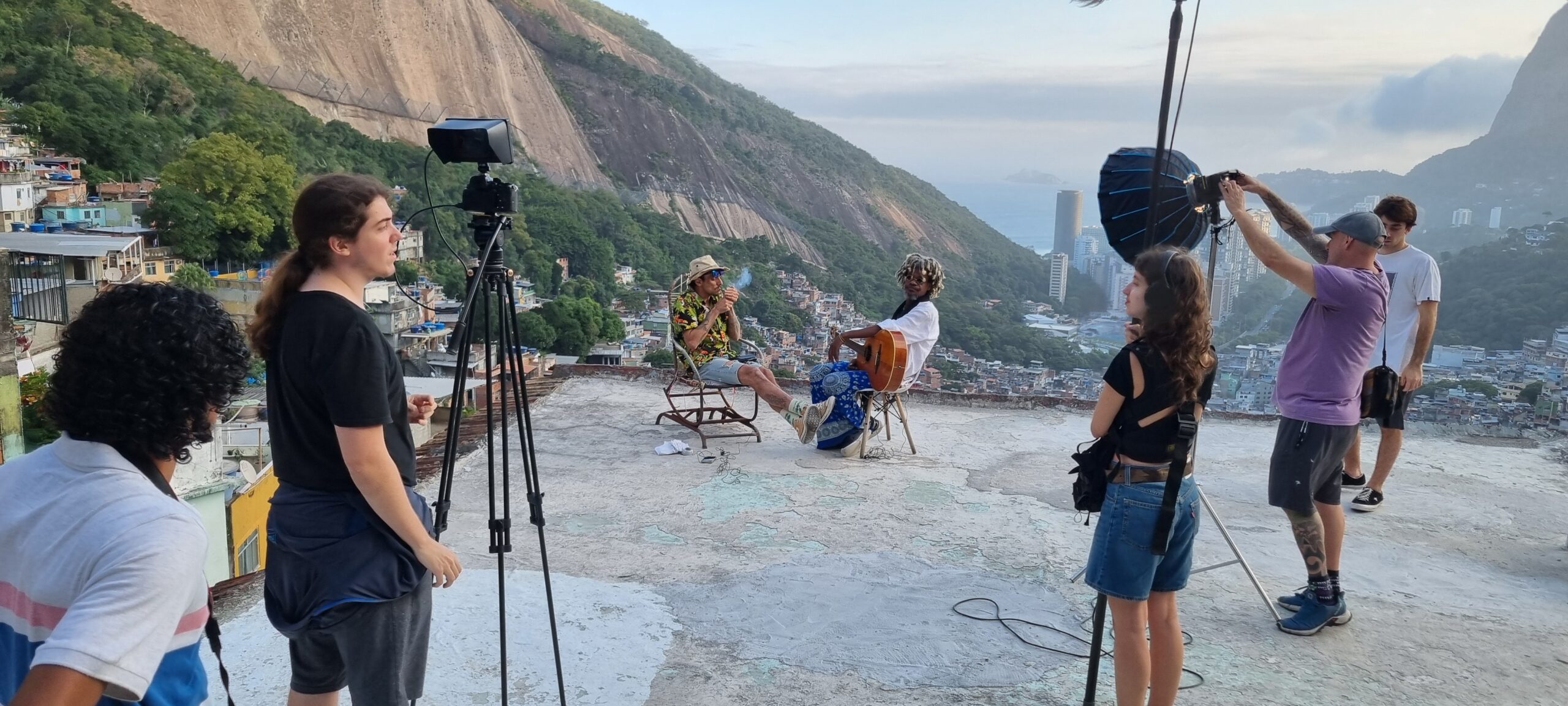 Sem salas de exibição, projetos comunitários da Rocinha fortalecem a arte local e conquistam festivais