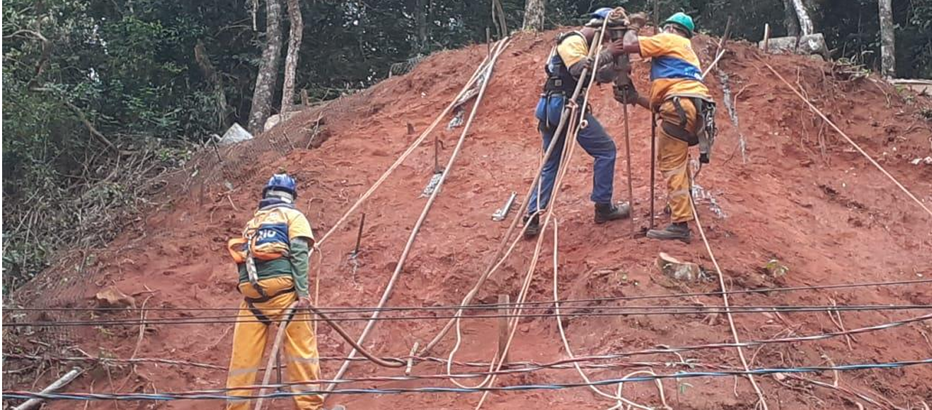 Meses após deslizamentos, obras de contenção avançam no Portão Vermelho, na Rocinha