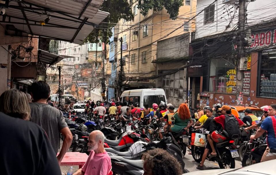 Rocinha teve engarrafamento de 2,5 km no dia da eleição e quase 27% de abstenção